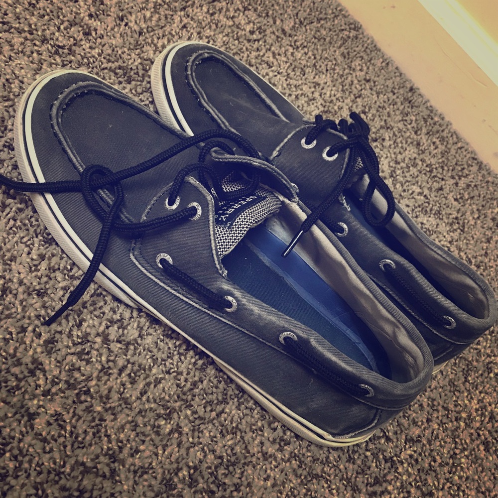 Men’s grayish black sperrys